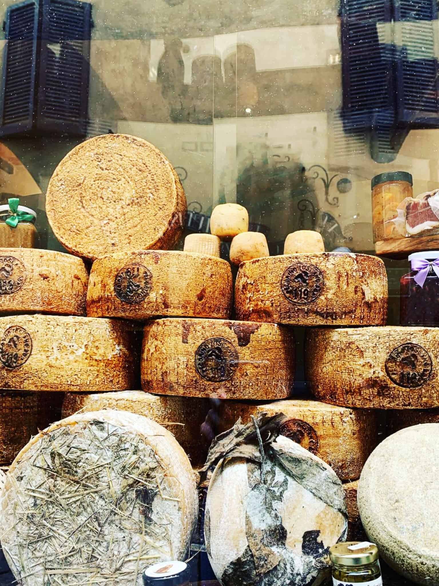 Cheese in Tuscany Pecorino, Caprino, Ricotta, Raveggiolo...